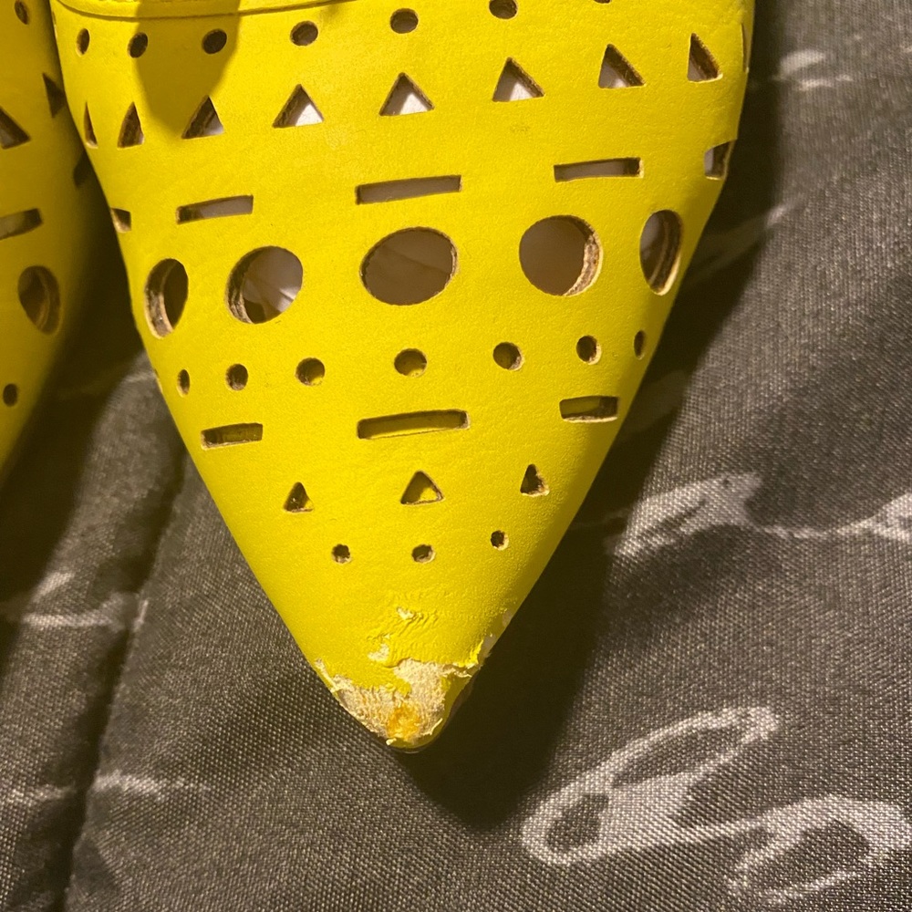 Yellow 4” heels size 6 - Picture 2 of 6